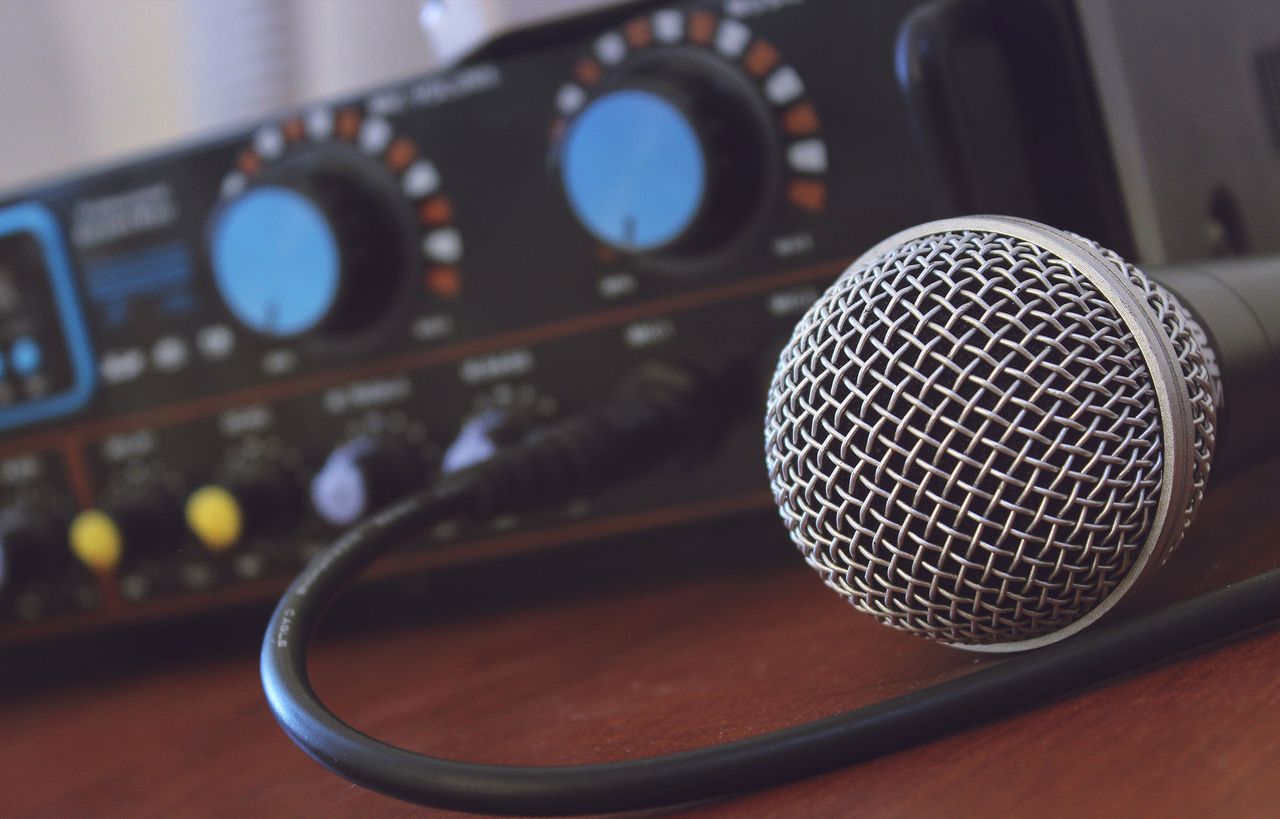 Mikrofon vor einem Audio-Interface